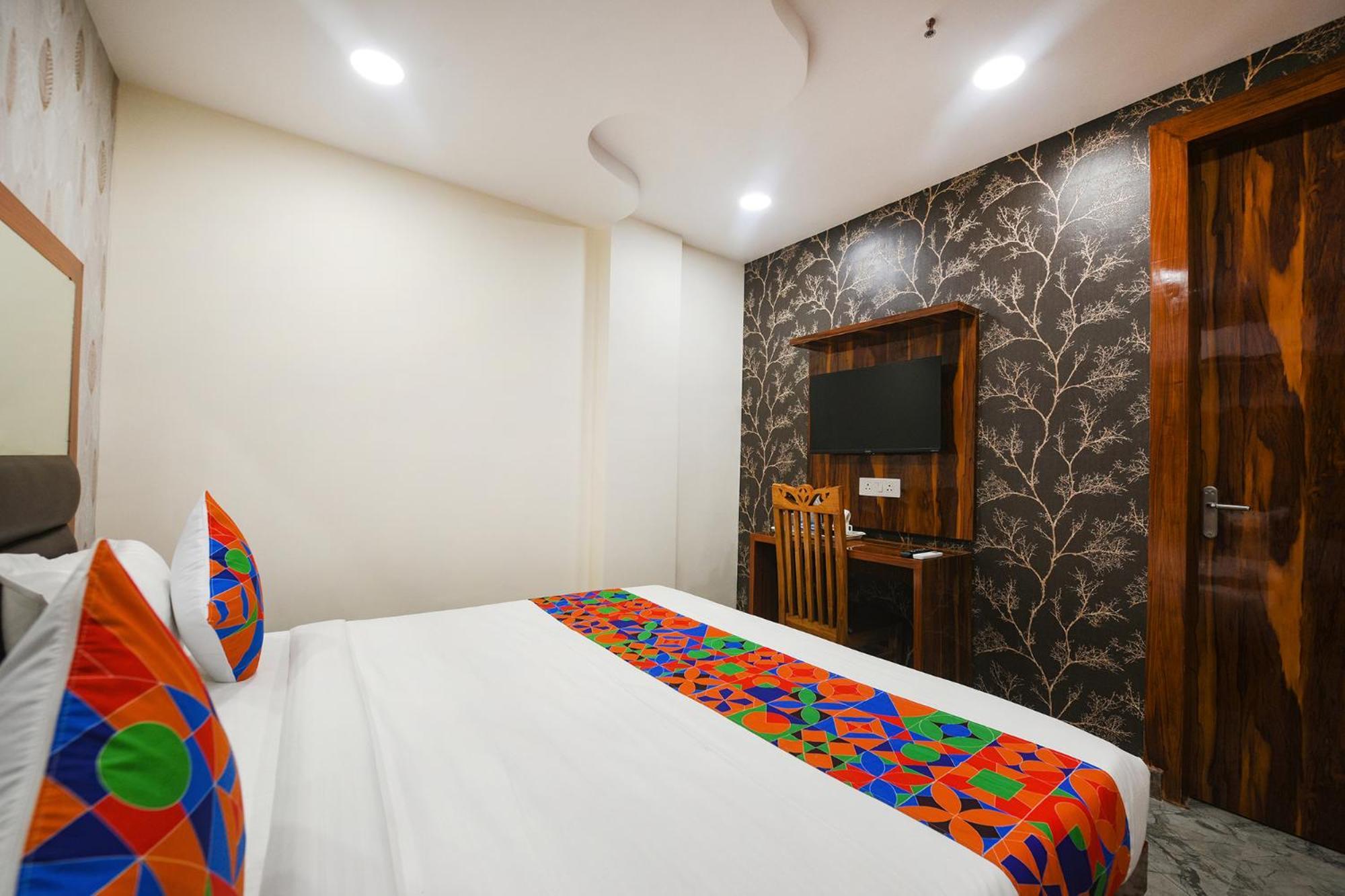Fabhotel Mona Continental - Nr Laxmi Nagar It Hub Neu-Delhi Exterior foto