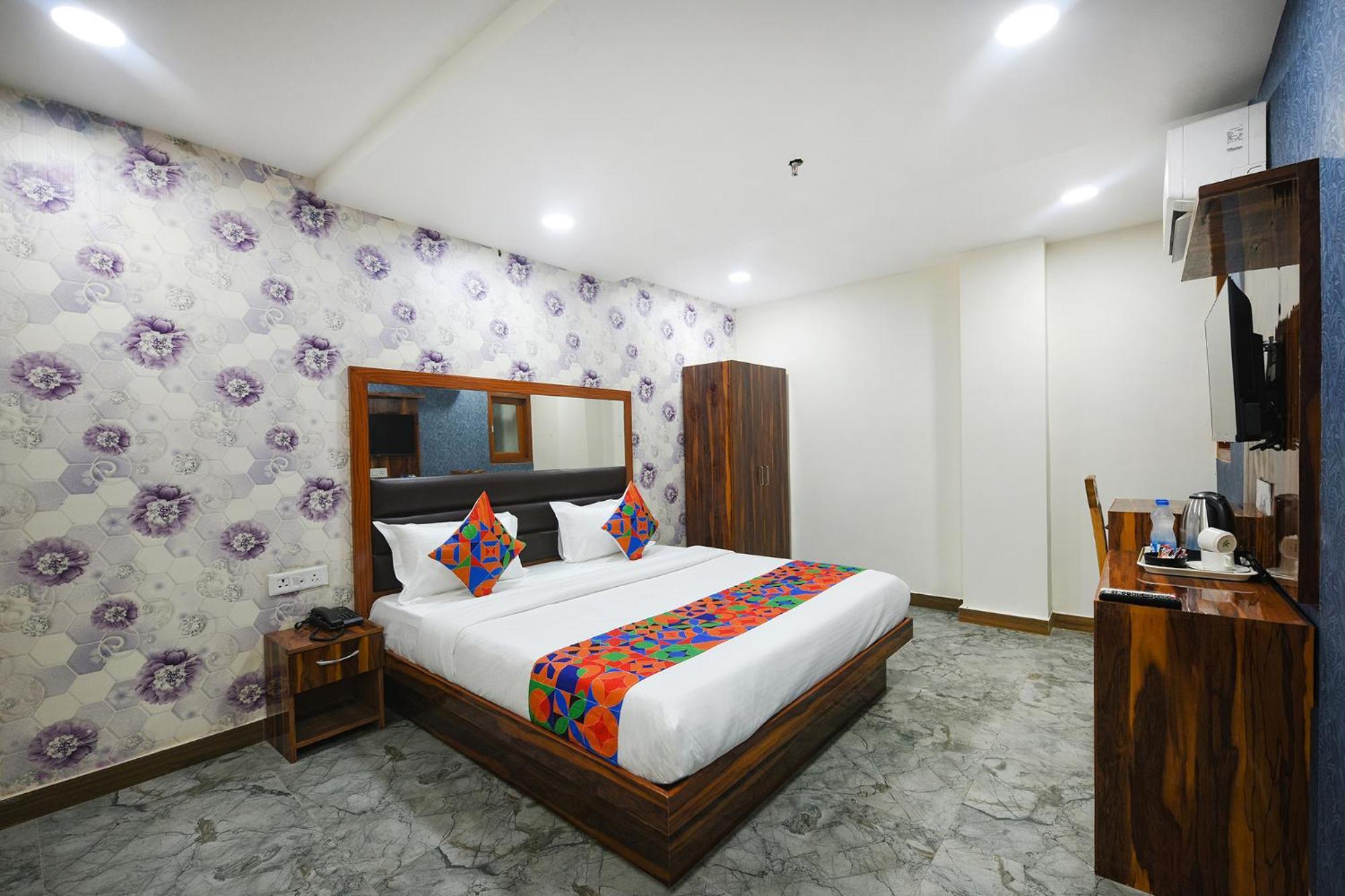 Fabhotel Mona Continental - Nr Laxmi Nagar It Hub Neu-Delhi Exterior foto