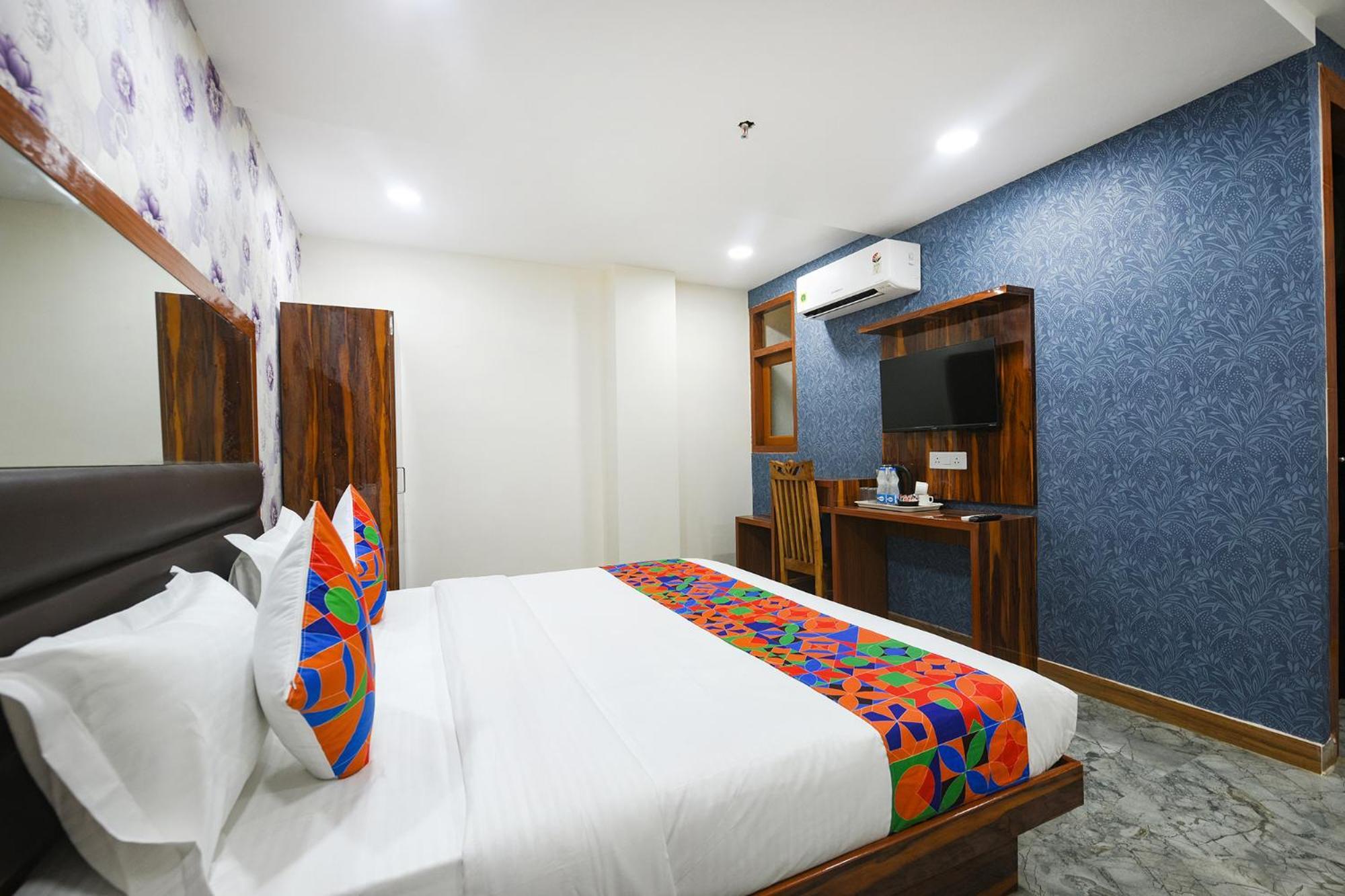 Fabhotel Mona Continental - Nr Laxmi Nagar It Hub Neu-Delhi Exterior foto