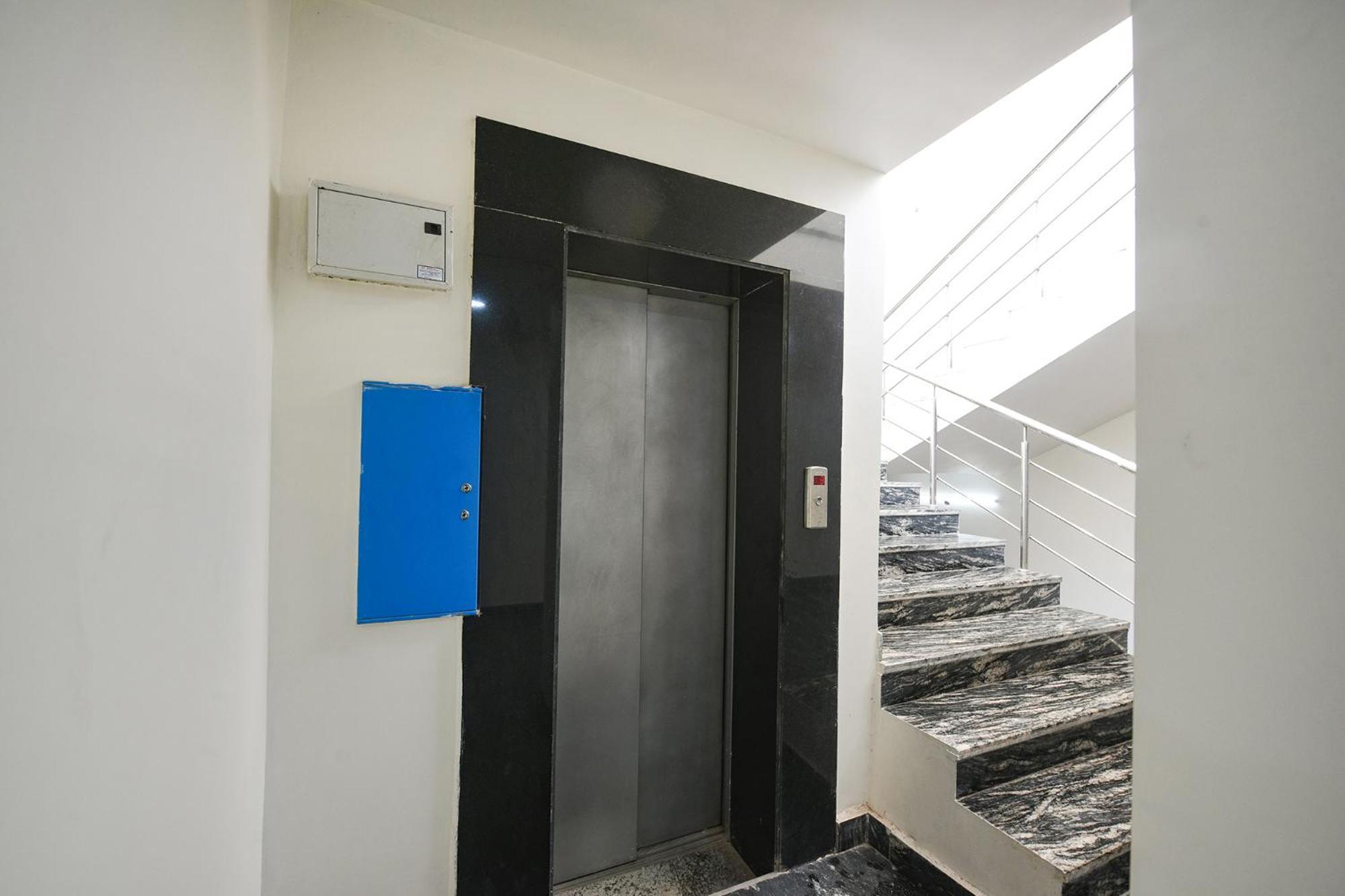 Fabhotel Mona Continental - Nr Laxmi Nagar It Hub Neu-Delhi Exterior foto
